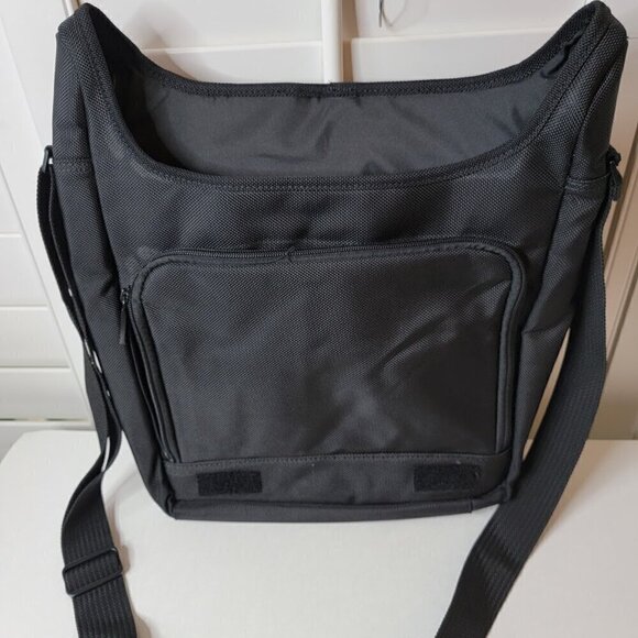 Victorinox Messenger Courier Bag with Matching Cord/Power Supply Tote Bag - Picture 3 of 10